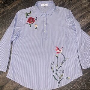 Embroidered Flowers And Hummingbird Blue Pin Stripe Collar Button Women’s Medium